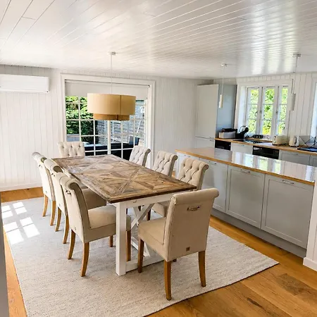 - 5 Bedroom - 650m - Forest 200m - Private & Garden Casa vacanze *